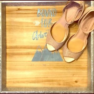 Peep toe wedge shoe’s